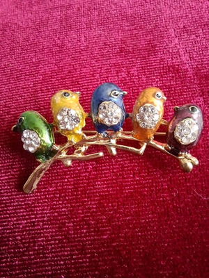 Colourful Birdies brooch like new, gold