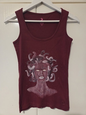 Handpainted Medusa sleeveless top like new, burgundy
