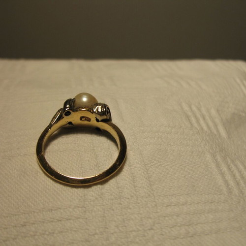 Vintage 18k gold ring with a genuine pearl and 8 diamonds.