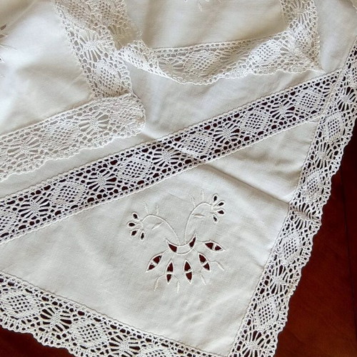 Vintage table runner 79x79 cm with lace and cutwork embroidery like new