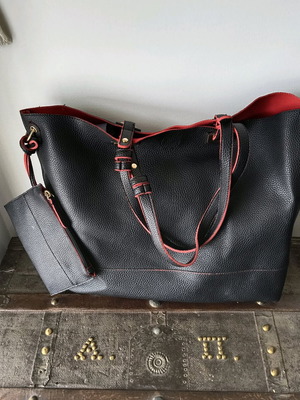 Shoulder bag like new, large capacity, black faux leather with red details