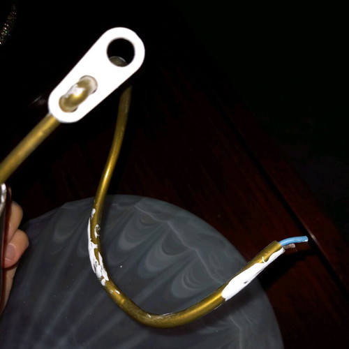 Ceiling light used with paint marks on the cable