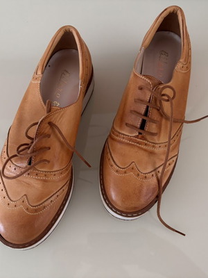 Bilero leather Oxford/Brogue shoes size 38 like new, tan