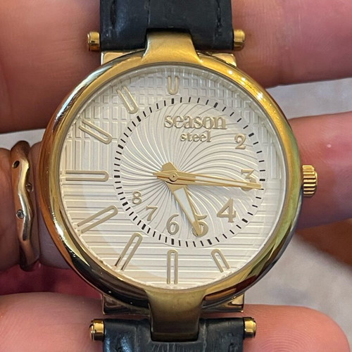 Women's watch with leather strap like new