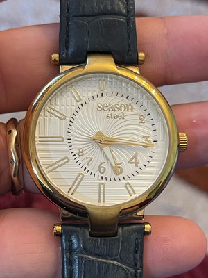 Women's watch with leather strap like new