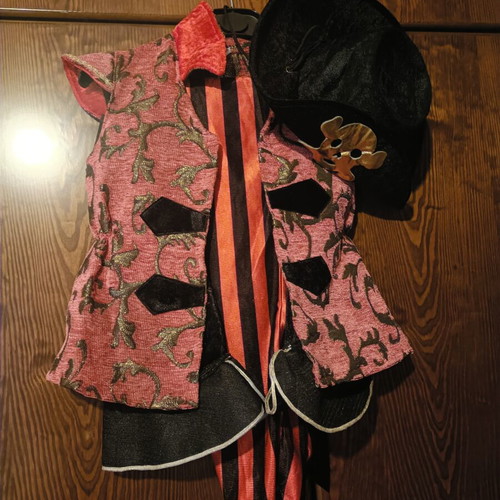 Pirate carnival costume like new, complete set