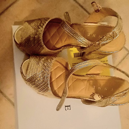 Lynne women's sandals like new, gold, size 39