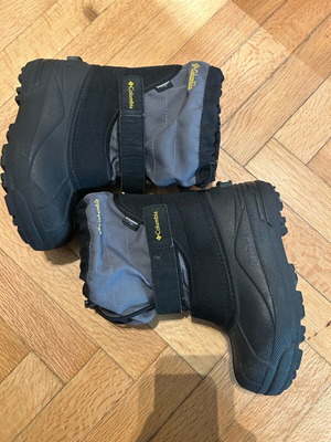 Columbia kids snow boots size 30 like new, black