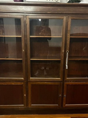 Σετ έπιπλα μεταχειρισμένα με σκαλιστή βιτρίνα, τουαλέτα, 5 χαλιά, 2 τραπέζια, 3 ραφιέρες