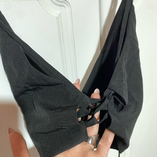 Black crop top with thin straps and V-neck like new
