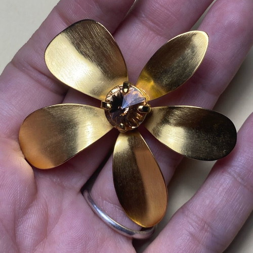 Flower brooch like new, gold color with precious stone