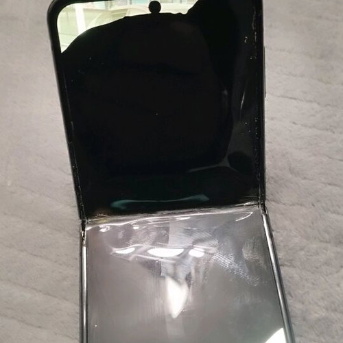 Samsung Z Flip 4 used, lilac with broken screen for parts or repair