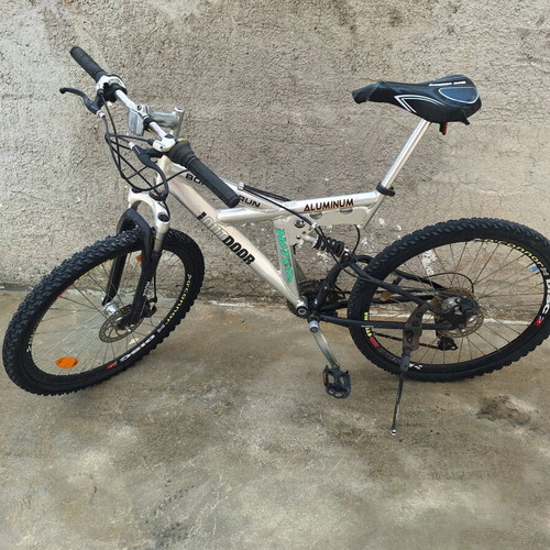 Mountain bike like new with 26 inch wheels and disc brakes