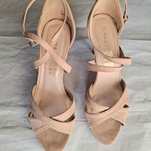Voi & Noi Nude Powder Heeled Sandals Size 40, Like New