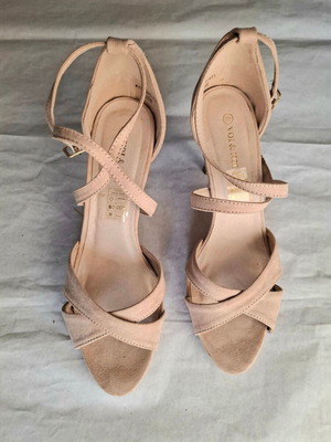 Voi & Noi Nude Powder Heeled Sandals Size 40, Like New