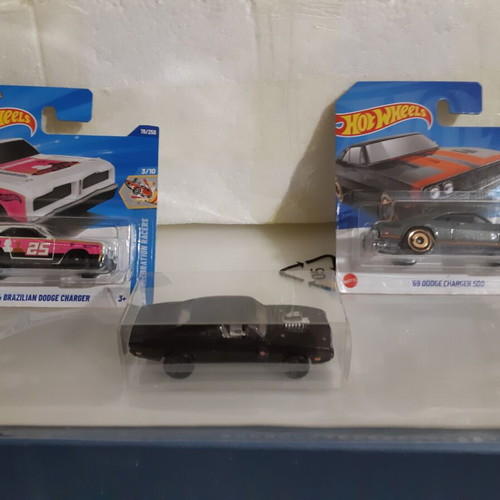 Hot Wheels Dodge Charger 500 1969 and Brazilian 1974 toy cars, pack of 2
