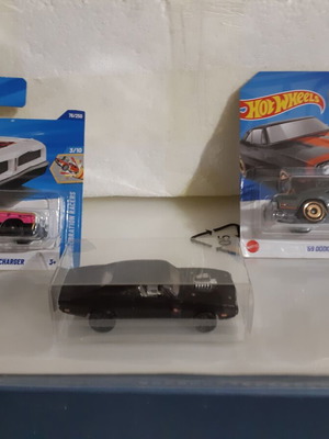Hot Wheels Dodge Charger 500 1969 and Brazilian 1974 toy cars, pack of 2