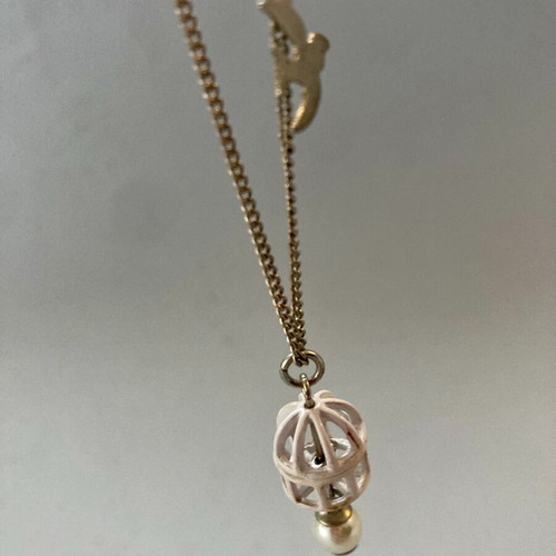 Pendant necklace cage used with bird and pearl Accessorize