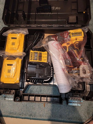 DeWalt Отвертка Нова С Две Батерии И Зарядно