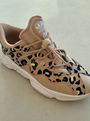 Adidas sport shoes Ozweego Plus W H00668 beige like new, size 40