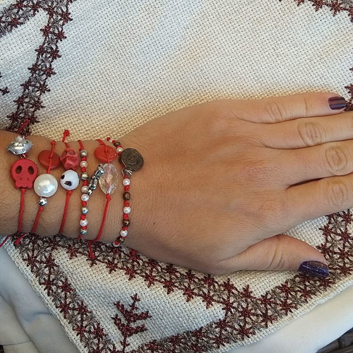 Bracelet with howlite skull and aluminum rose new