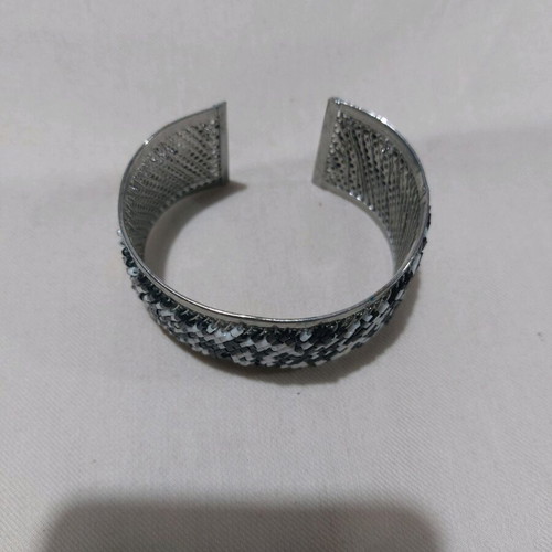 Adjustable women's bracelet like new with white and black beads