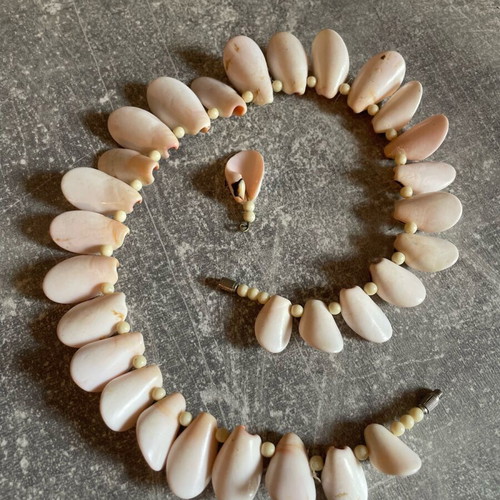 Handmade shell necklace used, pink, with detached shell