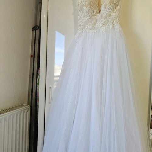 Wedding dress like new white with case and petticoat