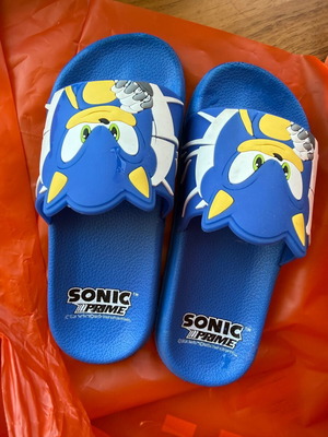 Sonic slippers size 29, blue