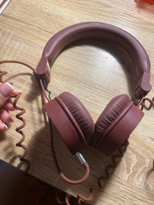 Fresh ‘n Rebel wired headphones used, burgundy color
