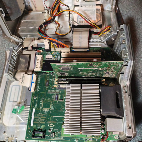 Apple Power Mac G4 desktop with keyboard