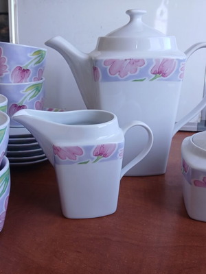 Tea set like new with teapot, creamer, sugar bowl, 6 cups and saucers