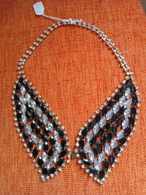 Collar-style necklace new, impressive accessory