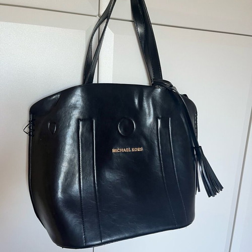 Black leather shoulder bag Michael Kors used with inner leather pouch