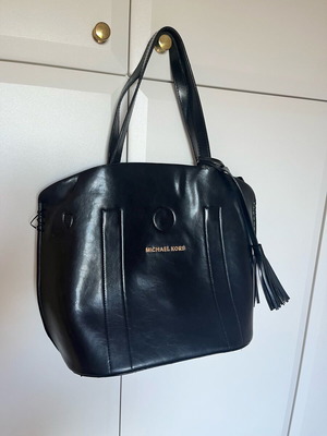 Μαύρη δερμάτινη τσάντα ώμου Michael Kors μεταχειρισμένη με εσωτερικό τσαντάκι