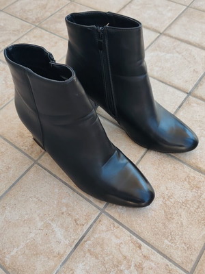 Ankle boots black size 41 like new with thick heel