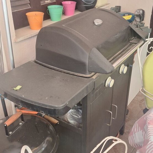 Gas grill used with side burner and cooking grate