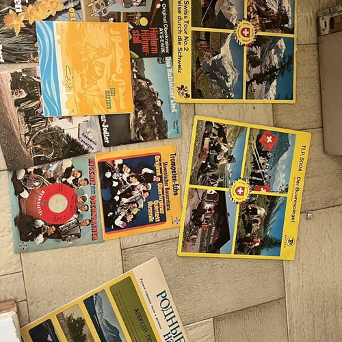 Vinyl records like new, 11 singles and 8 LPs, international music