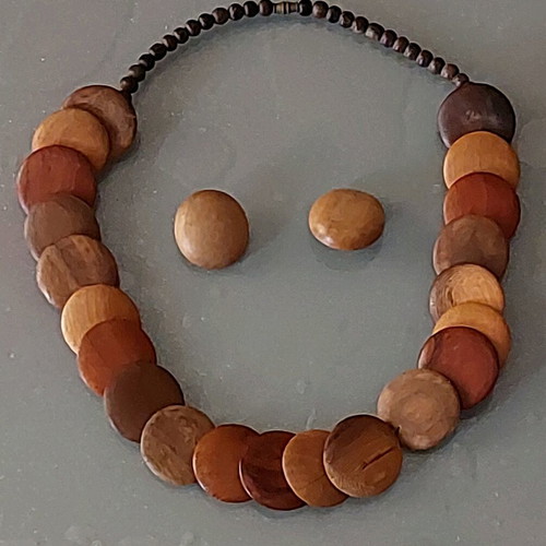 Wooden necklace and clip earrings set like new, beige and brown