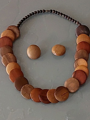 Wooden necklace and clip earrings set like new, beige and brown