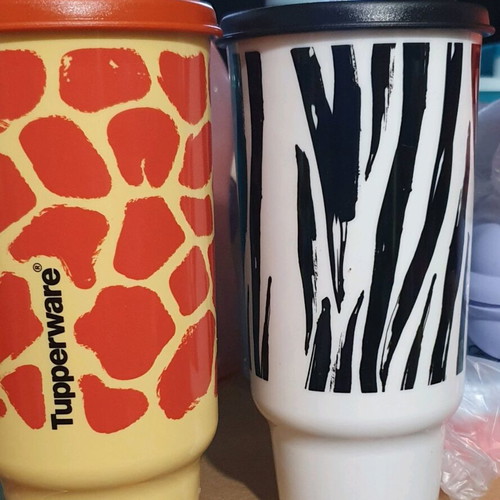 Tupperware 1-liter spout cup new, collectible