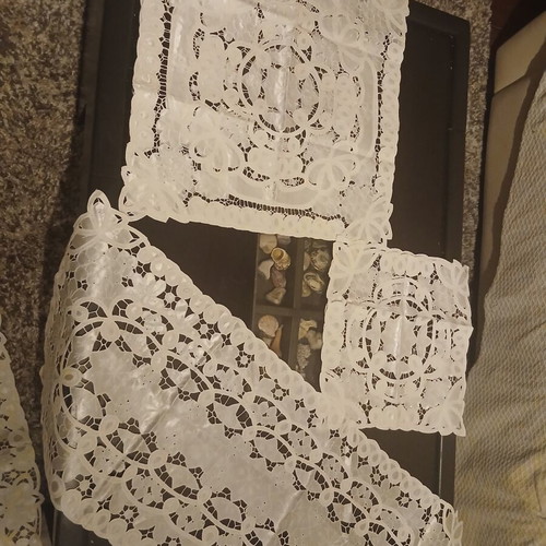 Table linen set of 7 pieces like new, white bridal