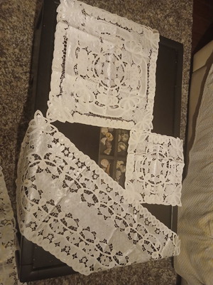 Table linen set of 7 pieces like new, white bridal