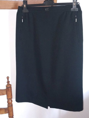 Black skirt size 38 medium in excellent condition with zipper