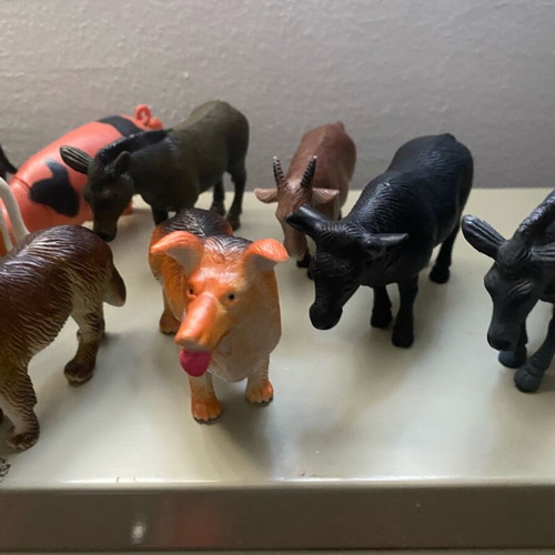 Collectible Animal Farm set like new, 17 figures and 2 accessories