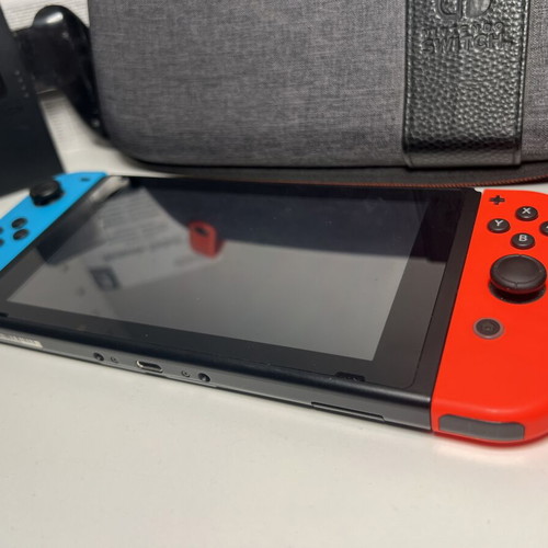 Nintendo Switch като нов с предпазен калъф за носене