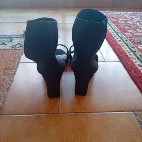 Black high heel shoes like new, size 42