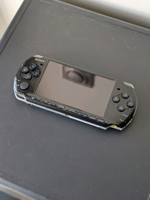 Sony PSP 3004 като нов с 4GB памет, без капак на батерията