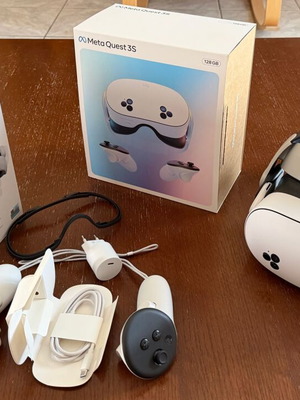 Meta Quest 3S 128GB VR headset like new with BOBOVR M3 Pro battery strap