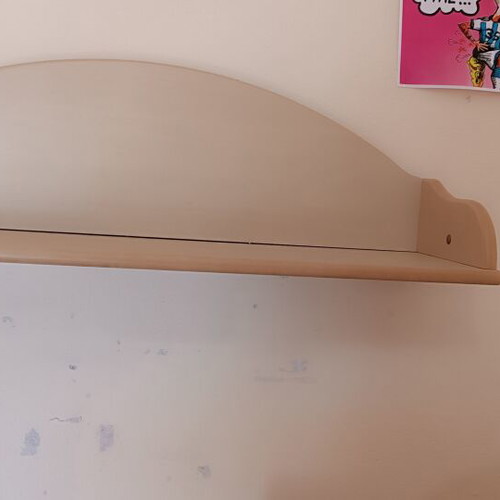 Wooden wall shelf with curved decorative back, for kids or teens